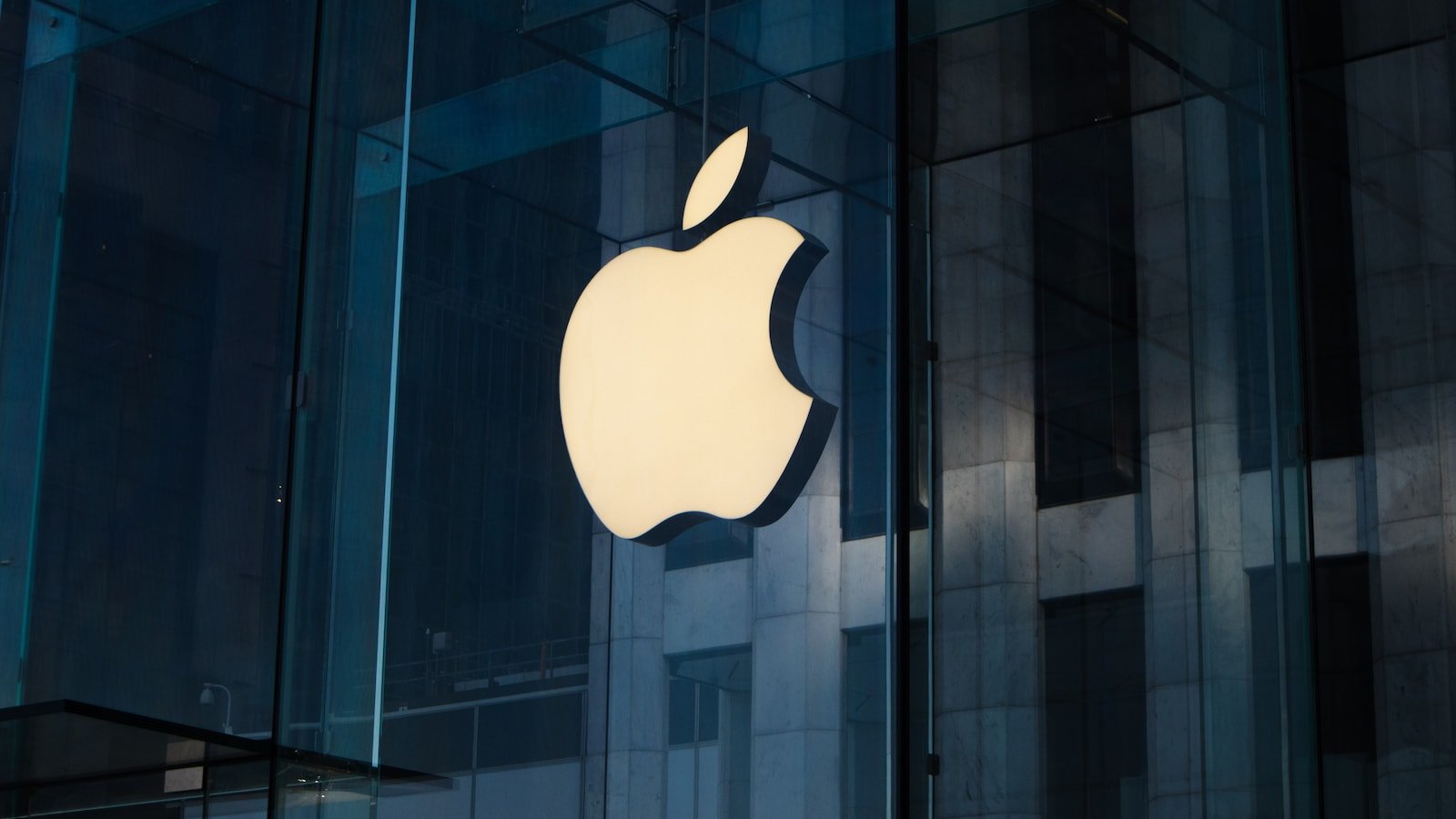 Apple Faces Major Market Loss as AI Data Center Boom Strains Tech Supply Chains